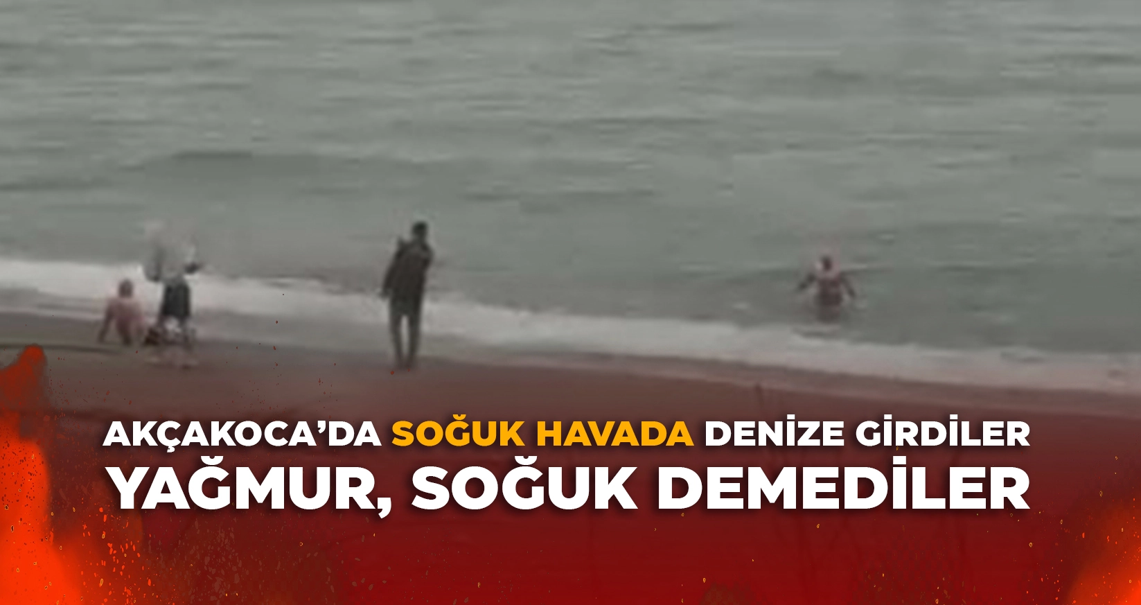 AKÇAKOCA'DA SOĞUK HAVADA DENİZE GİRDİLER
