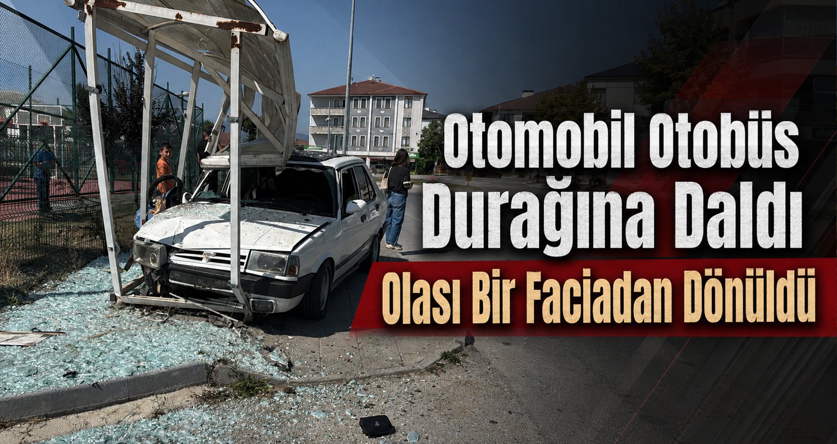 Otomobil Otobüs Durağına Daldı